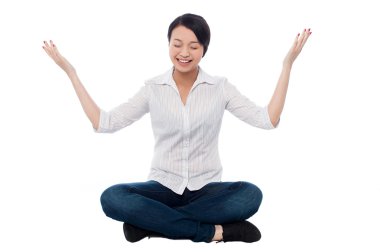 güzel kız gülümseyerek meditasyon pratiği