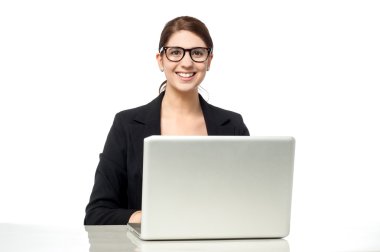 dizüstü bilgisayarda çalışan kurumsal lady