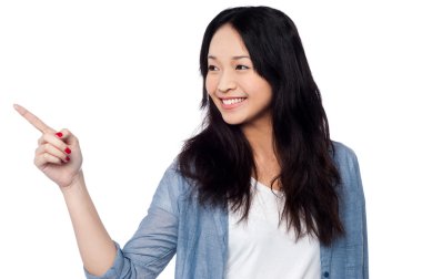 işaret ve dışında arayan genç Çinli kız