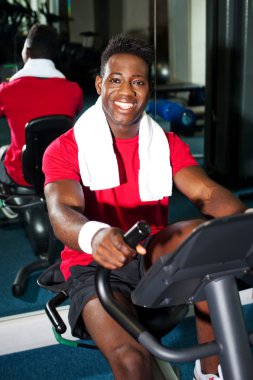 adam bir fitness kulübünde eğitim uygun