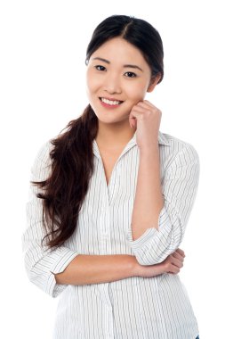 Casual gülümseyen çekici genç kız portresi