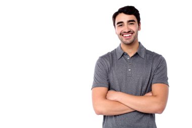 yakışıklı genç neşeli adam rahat kıyafetler içinde