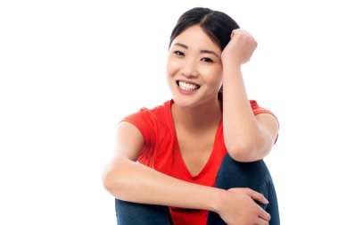 bir şey düşünüyorum ederken gülümseyen rahatlamış genç kız