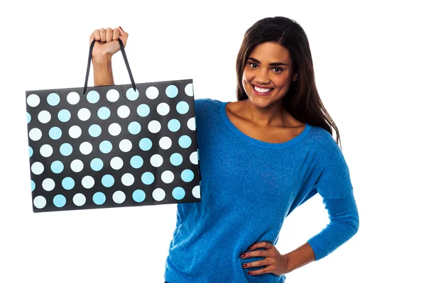 Bastante joven modelo posando con bolsa de compras —  Fotos de Stock