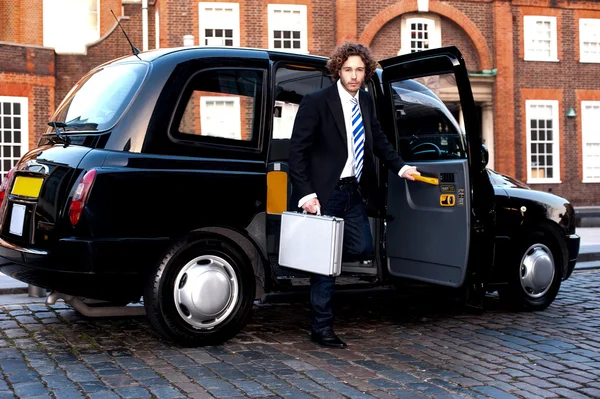 Uomo d'affari che scende da un taxi — Foto Stock