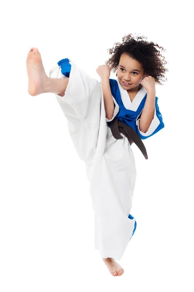 Genç çocuk karate pratik — Stok fotoğraf