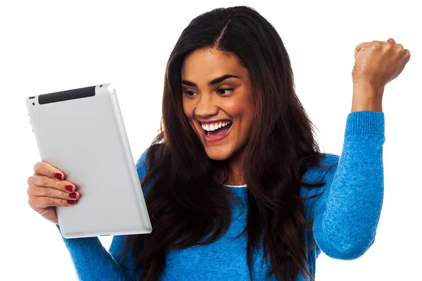 Opgewonden vrouw met touchpad — Stockfoto