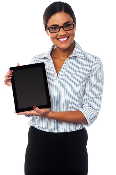 Verkoopmedewerker een vergadering met tablet pc koop weergeven — Stockfoto