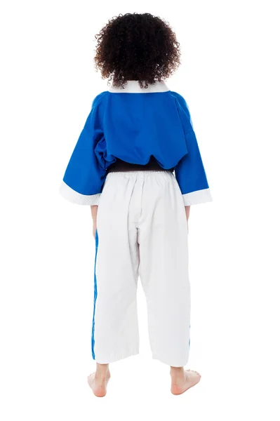Rückenpose eines kleinen Mädchens in Karate-Uniform — Stockfoto