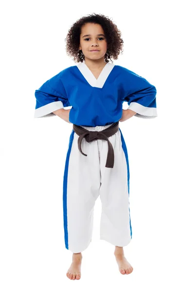 Junges selbstbewusstes Karate-Kind posiert — Stockfoto