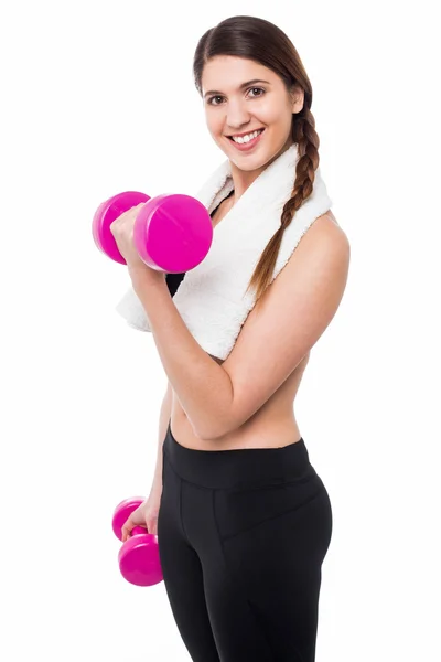 Menina jovem levantando halteres, exercício bíceps — Fotografia de Stock