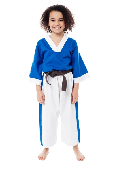 Karate üniformalı genç kız gülümseyerek — Stok fotoğraf