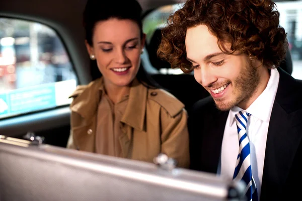 Business colleagues travelling together in taxi cab — Stockfoto