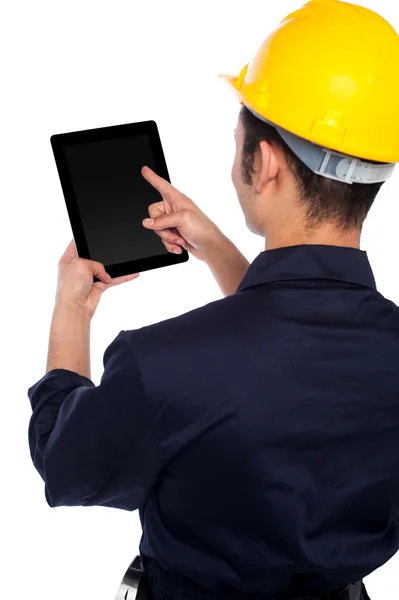 Terug vormen van werknemer Tablet PC toestel bedienen — Stockfoto