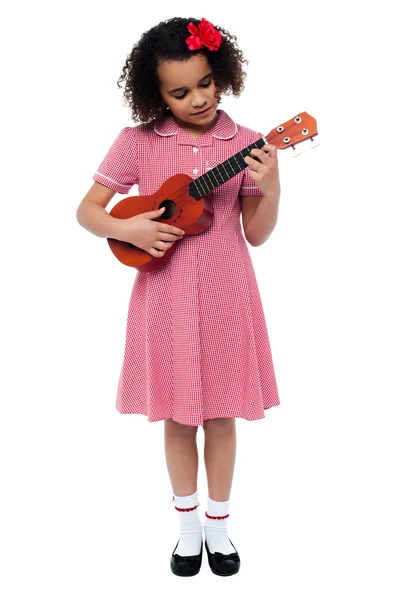Menina bonito pré-escolar tocando uma guitarra — Fotografia de Stock