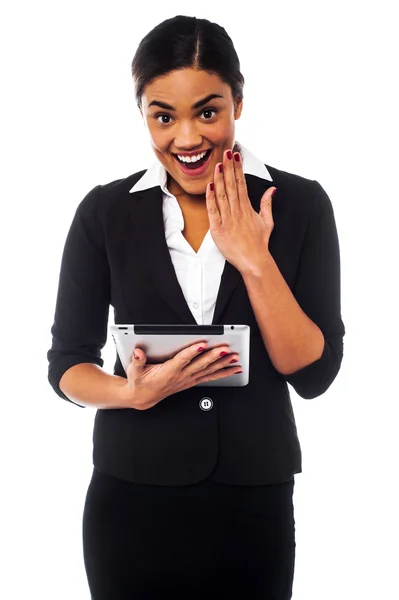 Opgewonden zakenvrouw houden touchpad — Stockfoto