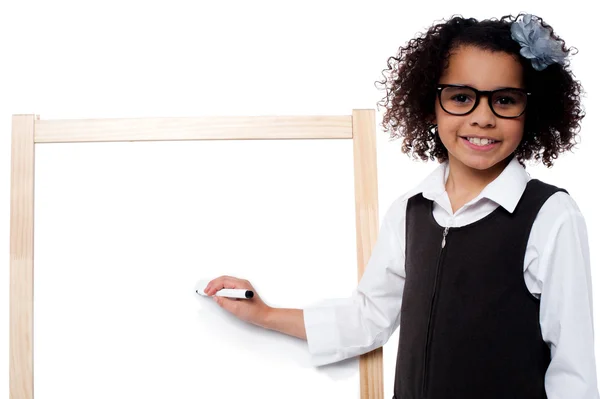 Junges Mädchen mit schwarzem Filzstift, bereit zum Schreiben — Stockfoto