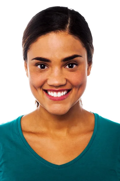 Ritratto giovane donna latina sorridente — Foto Stock