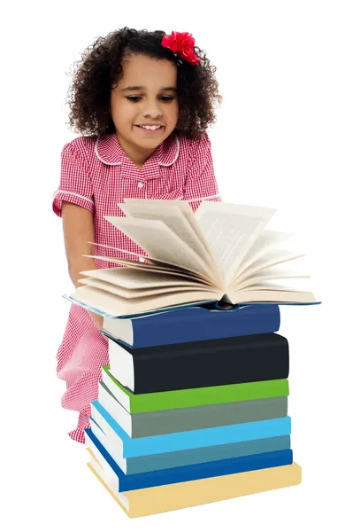 Criança ativa lendo um livro e aprendendo — Fotografia de Stock