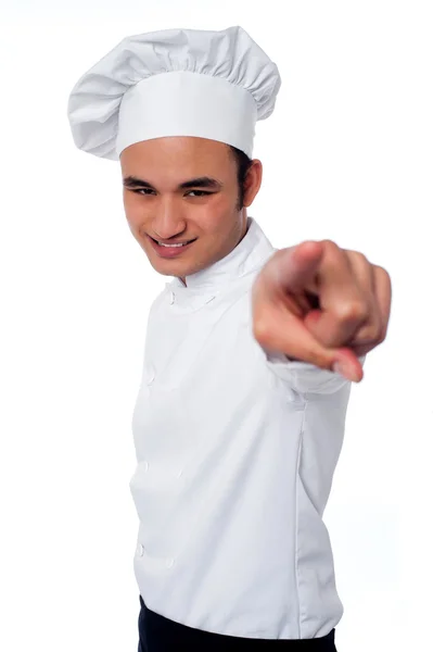 Inteligente jovem chef apontando para a câmera — Fotografia de Stock