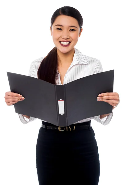Female assistant reviewing file — Stock Photo, Image