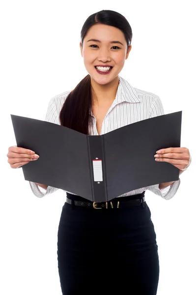 Asistente femenina revisando archivo —  Fotos de Stock