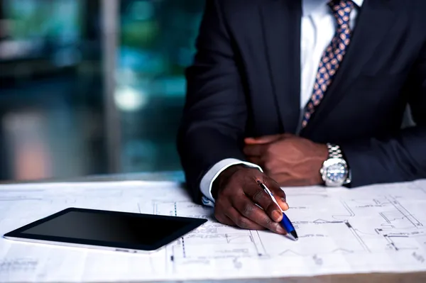 Hombre trabajando en plan de desarrollo empresarial — Foto de Stock