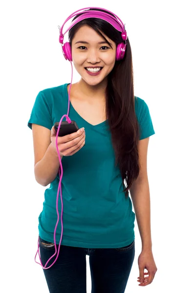 Bella ragazza che ascolta musica — Foto Stock