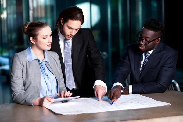Business team of three reviewing project plan — Stock Photo, Image