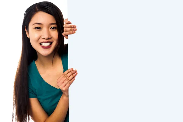 Asian girl holding blank white ad board — Stock Photo, Image