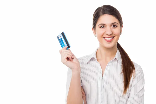 Glimlachend elegante vrouw bedrijf creditcard — Stockfoto