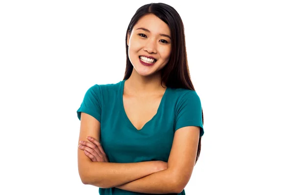 Joven modelo chino sonriente posando casualmente — Foto de Stock