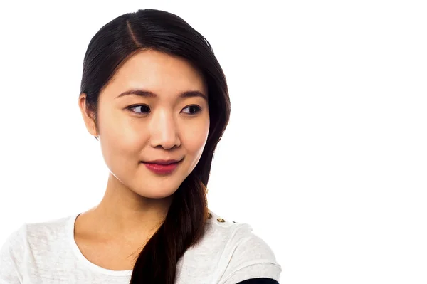 Vackra asiatiska modellen tittar bort — Stockfoto