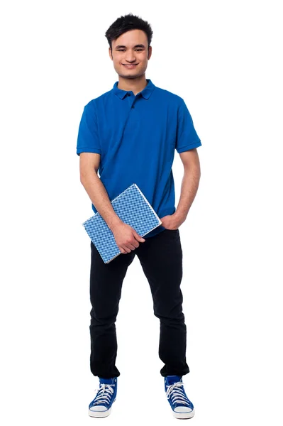 Estudiante universitario posando con cuaderno — Foto de Stock