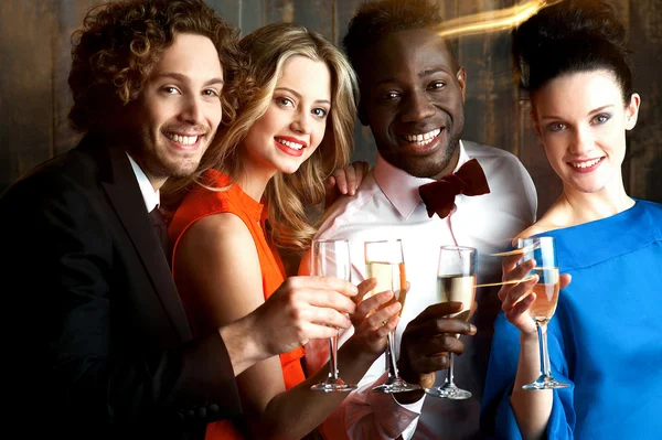 Group of friends at the bar, cheers to all... — Stock Photo, Image