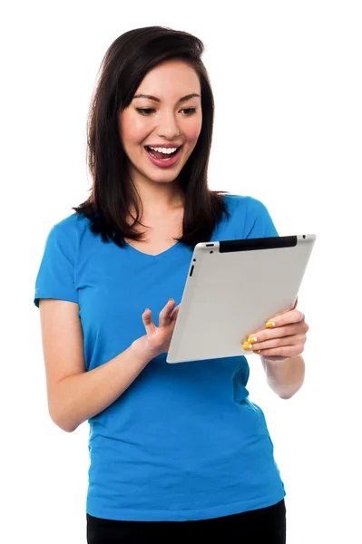 Chica joven jugando juegos en el dispositivo tableta — Foto de Stock