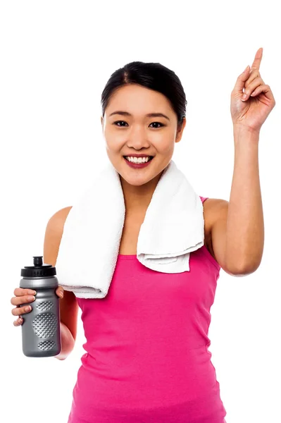 Sorrindo mulher fitness segurando garrafa sipper — Fotografia de Stock