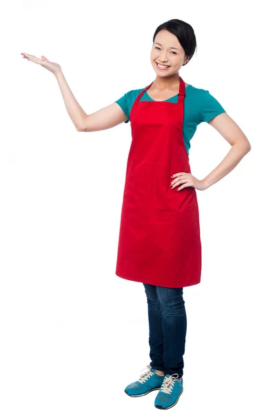 Vrouwelijke chef-kok bevordering van bakkerij product — Stockfoto