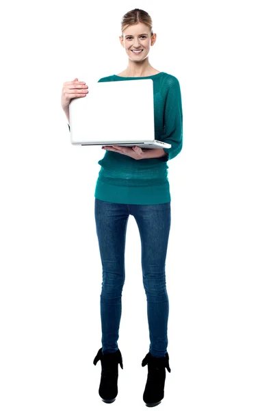 Full length shot of smiling girl holding laptop — Stock Photo, Image