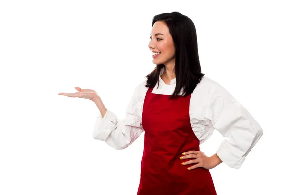 女厨师推广烘焙产品 — 图库照片