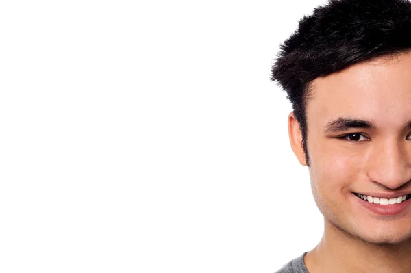Bijgesneden afbeelding van een glimlachende jonge man — Stockfoto