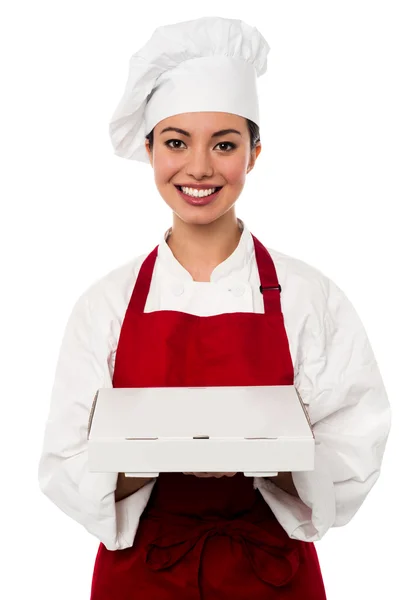 Attractive asian female chef delivering pizza — Stock Photo, Image