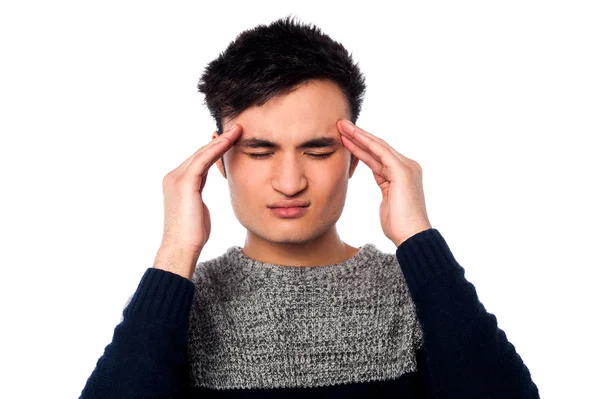 Baş ağrısı olan genç bir adam — Stok fotoğraf