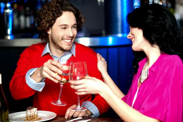 ¡Salud! Pareja celebrando su amor juntos —  Fotos de Stock