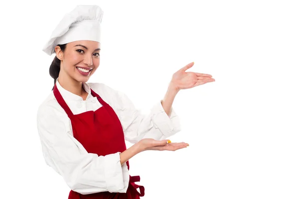 Female chef presenting something — Stock Photo, Image