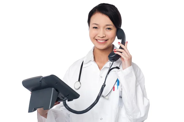 Jeune femme médecin répondre à l'appel téléphonique — Photo