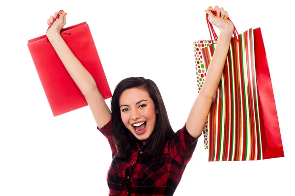 Jovencita alegre disfrutando de sus compras — Foto de Stock