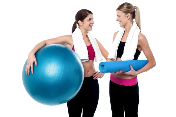 Two friends communicating after workout — Stock Photo, Image