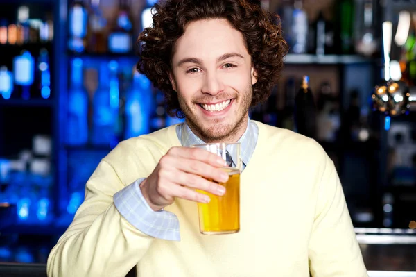 Chico joven tomando cerveza fría en el bar —  Fotos de Stock