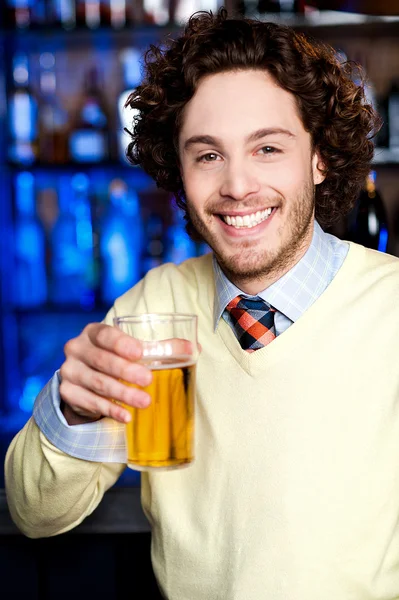 Giovane uomo positivo che tiene un bicchiere di birra — Foto Stock